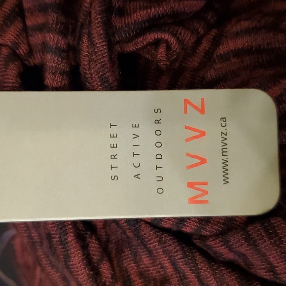 🎄5/$30🎄New Stripped V Top - Picture 6 of 7